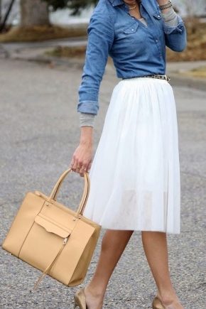 Look de moda con camisa denim y falda.