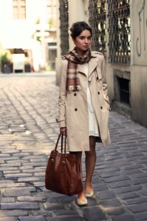 What can I wear with a beige raincoat?