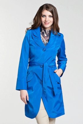 What can I wear with a blue raincoat?