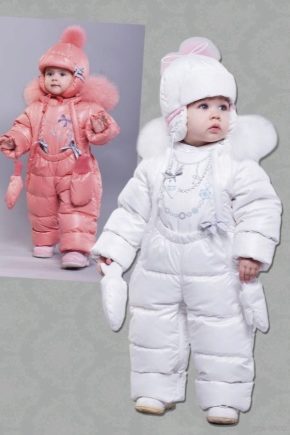 El mono infantil de invierno para la niña.