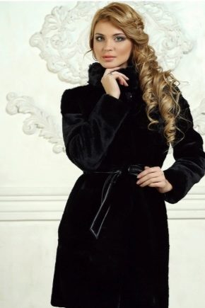 Fashionable Mouton Fur Coat with Hood