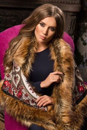 Poncho from Pavloposadsky shawls with fur