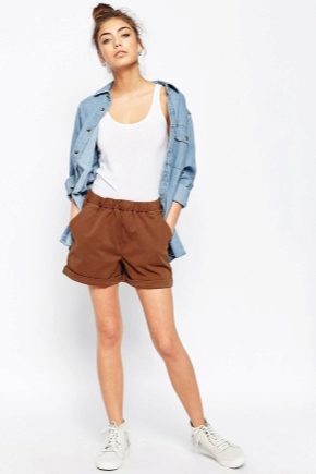 O que posso usar com shorts marrons?