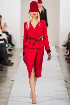 ¿Qué llevar con un traje rojo?