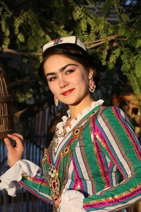 Kostum kebangsaan Uzbekistan