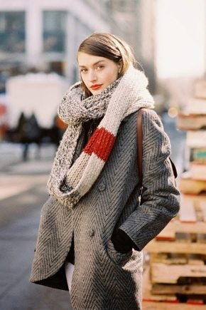 How beautiful to tie a scarf on a coat - fashionable ways