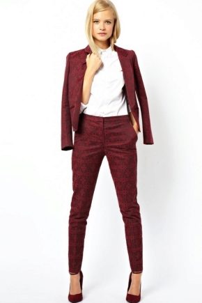 What can you wear with burgundy shoes?