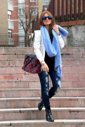 What can I wear with a blue scarf?