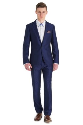 What can I wear with a blue men's suit?