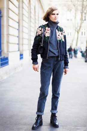 Botas de mujer con cordones.