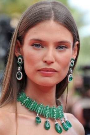 Anting-anting dengan Emerald