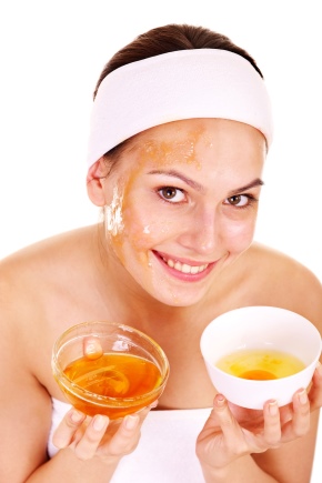 Face mask from wrinkles from honey and eggs