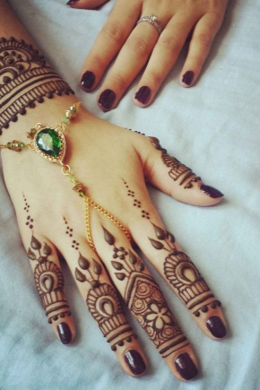 Henna menulis