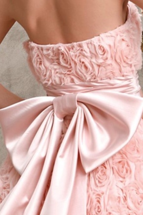 How beautiful to tie a belt on a dress?