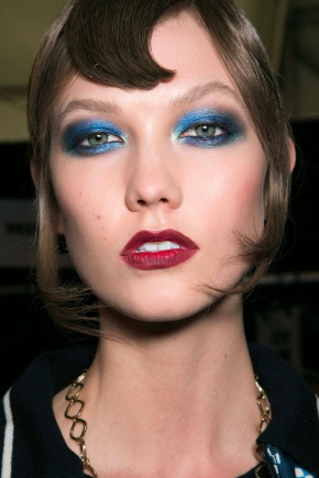 Maquillaje en colores azules.