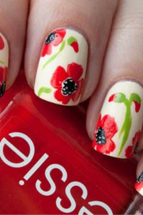 Manicura con amapolas