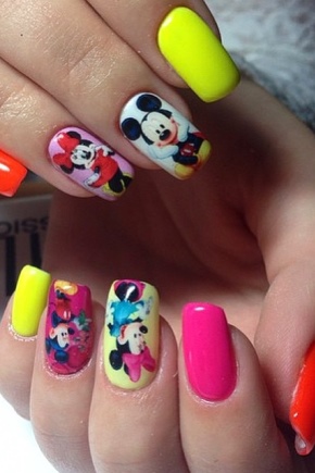 Manicure com Mickey Mouse