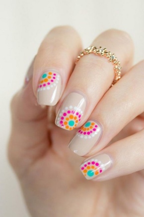 Manicure with dots