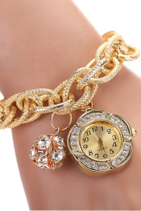 Reloj de oro con una pulsera de oro.