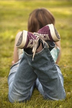 Bagaimana untuk mencuci noda rumput dari seluar jeans?