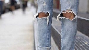 Ripped boyfriends jeans