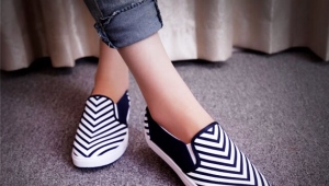 Slip-ons di platform: model wanita dan lelaki yang bergaya