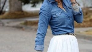 Look de moda con camisa denim y falda.