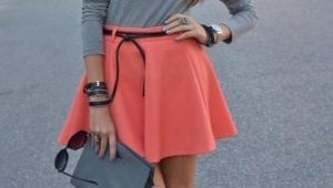 What to wear with a coral skirt?