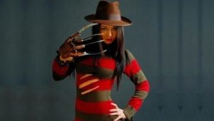 ¿De qué color es el suéter de Freddy Kruger?