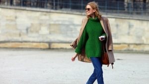 What can I wear with a green sweater?