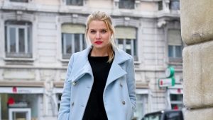 What can I wear with a blue coat?