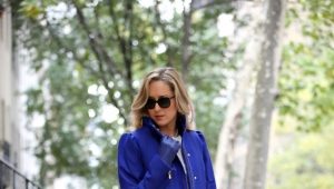 What can I wear with a blue coat?