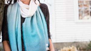 What to wear a turquoise scarf?