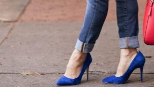 What can I wear with women's blue shoes?