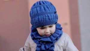 Knitted scarf for a girl