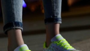 Zapatillas deportivas con suelas brillantes para niñas.