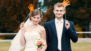 Wedding rings in the form of a crown