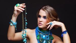 Joyeria en diferentes colores.