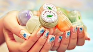 ¿Cómo utilizar polvo acrílico para las uñas?