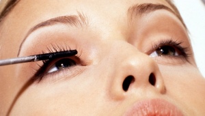 Application of castor oil for eyelashes