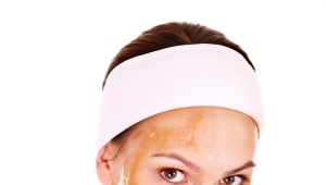 Face mask from wrinkles from honey and eggs