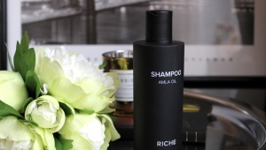 Professional restorative shampoos