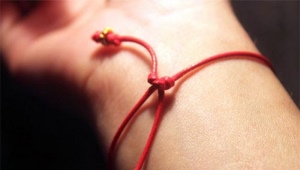 Pulsera de hilo rojo