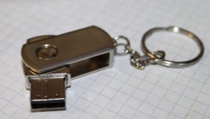 Pemacu kilat keychain