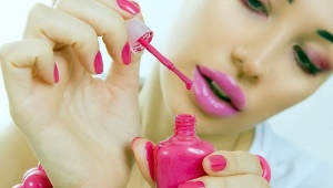 How to apply nail polish?