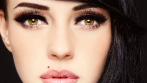 Makeup with extended eyelashes