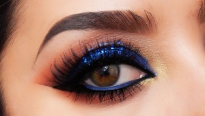 Maquillaje de ojos ahumados con sombras azules.