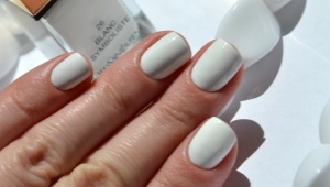 Manicura con barniz blanco.