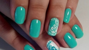 Manicure dengan lacquer turquoise