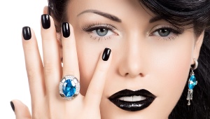 Manicura con laca negra.